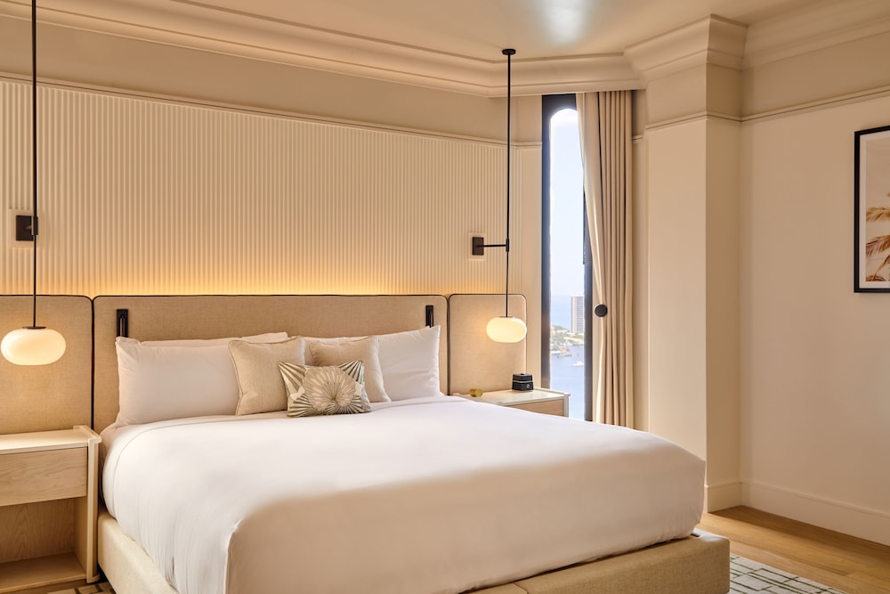 1 Bedroom, Suite, King Bed, Partial Ocean View, Sofa, Club Floor