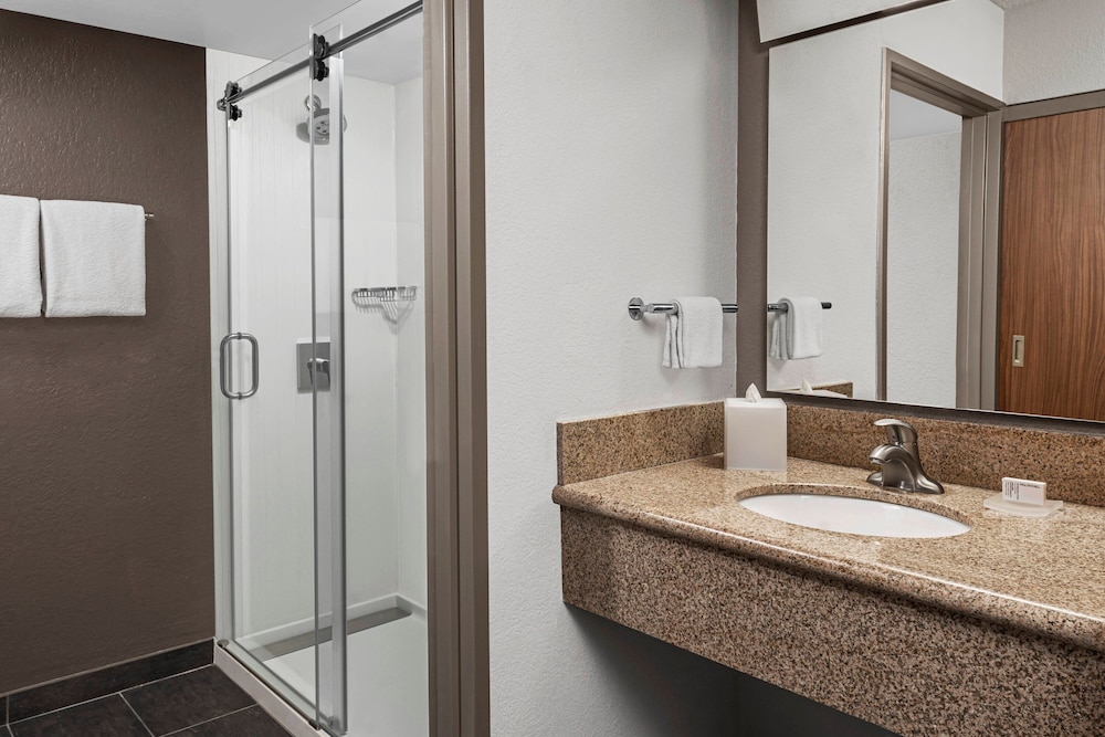 Courtyard By Marriott Butler Boulevard 12/43
