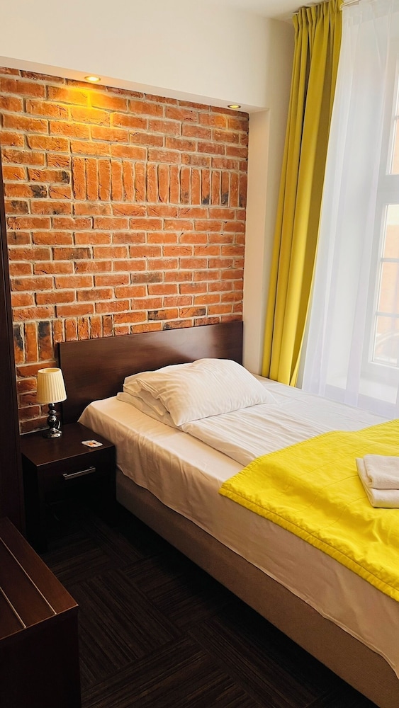 ROOM, SINGLE