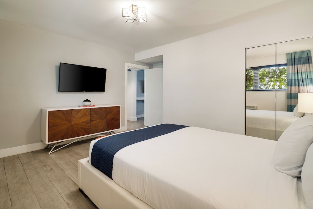 Waterside Hotel and Suites 55/86