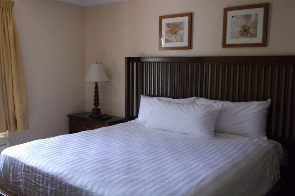 Days Inn & Suites by Wyndham Lake Okeechobee 25/50