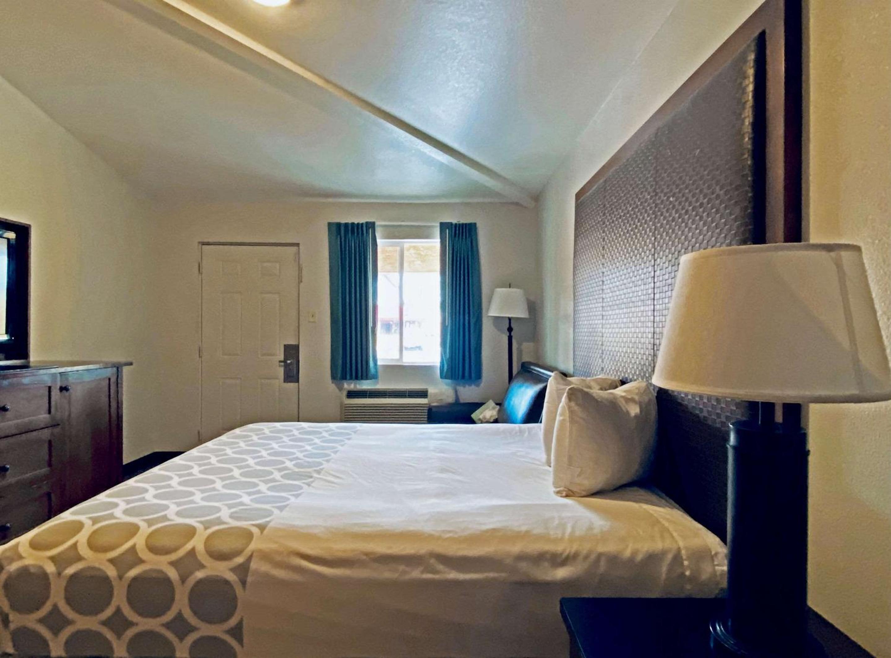 ROOM, KING BED