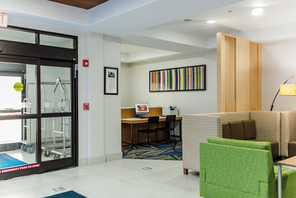 Holiday Inn Express Hotel and Suites Greenville 43/64