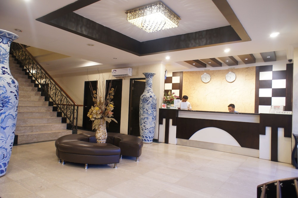SKY VIEW HOTEL 12/44