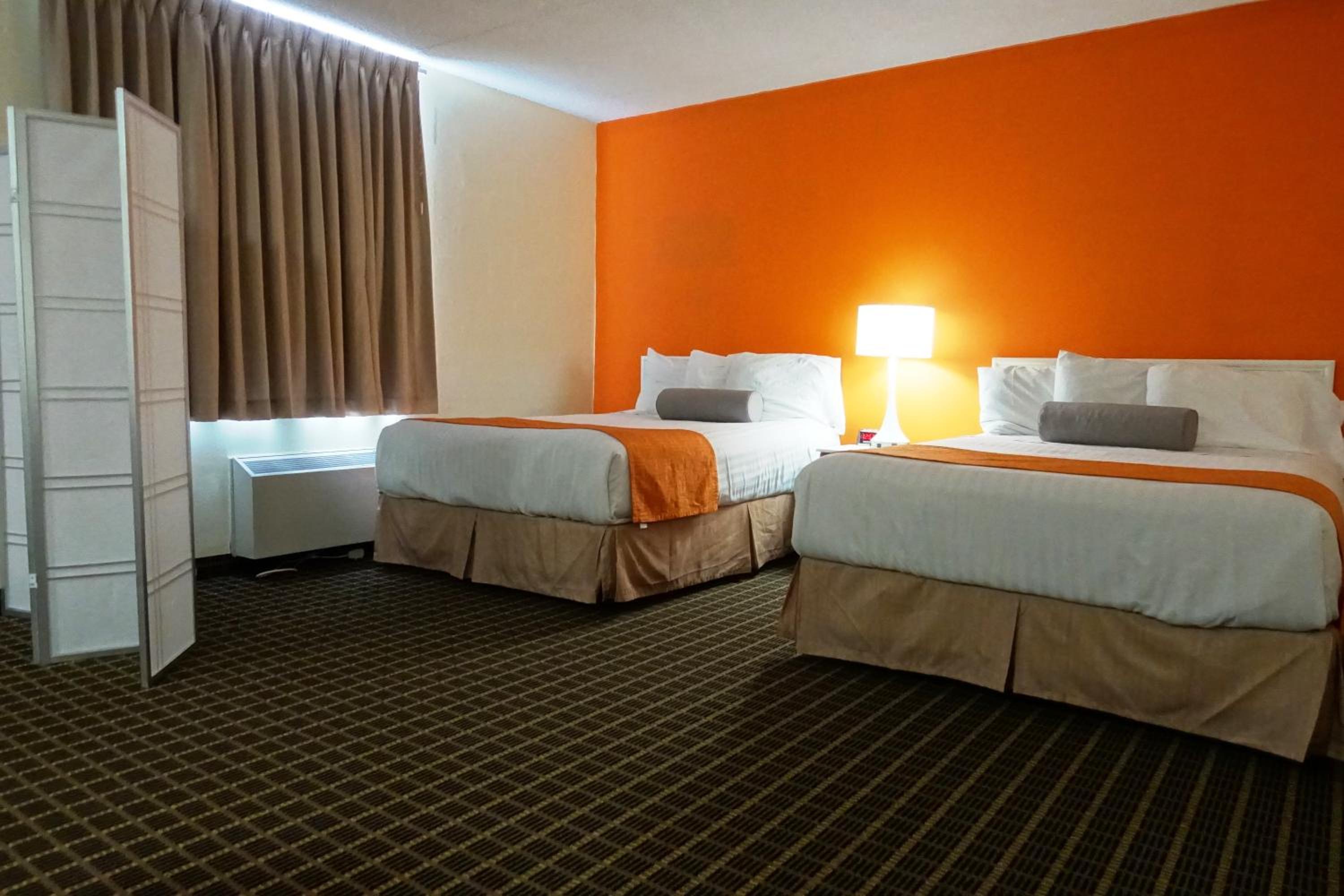 Howard Johnson by Wyndham Tillsonburg 8/28