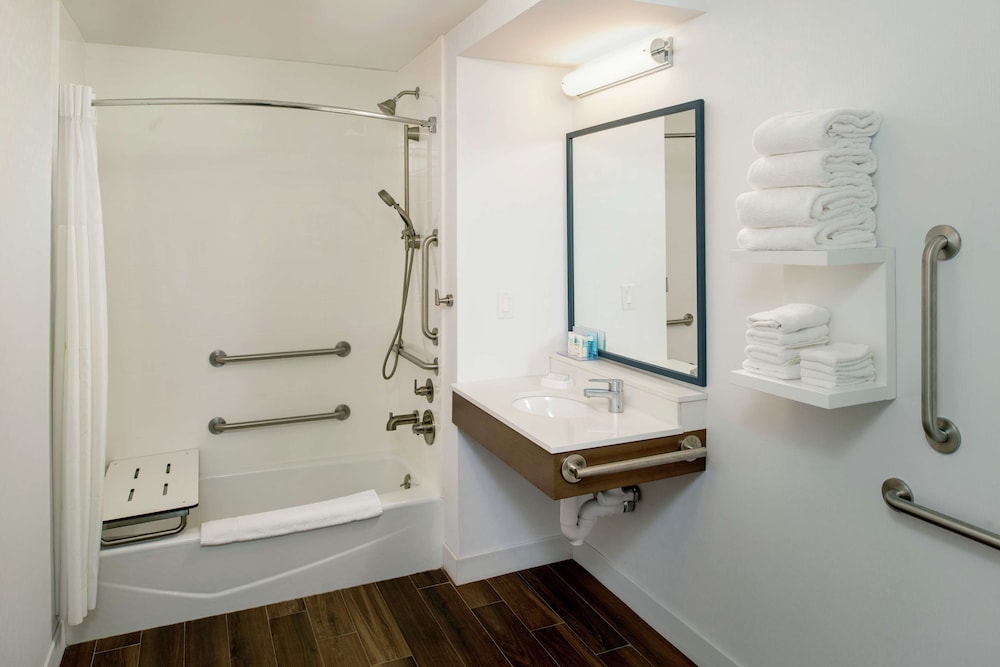 Hampton Inn & Suites Binghamton/Vestal 14/37