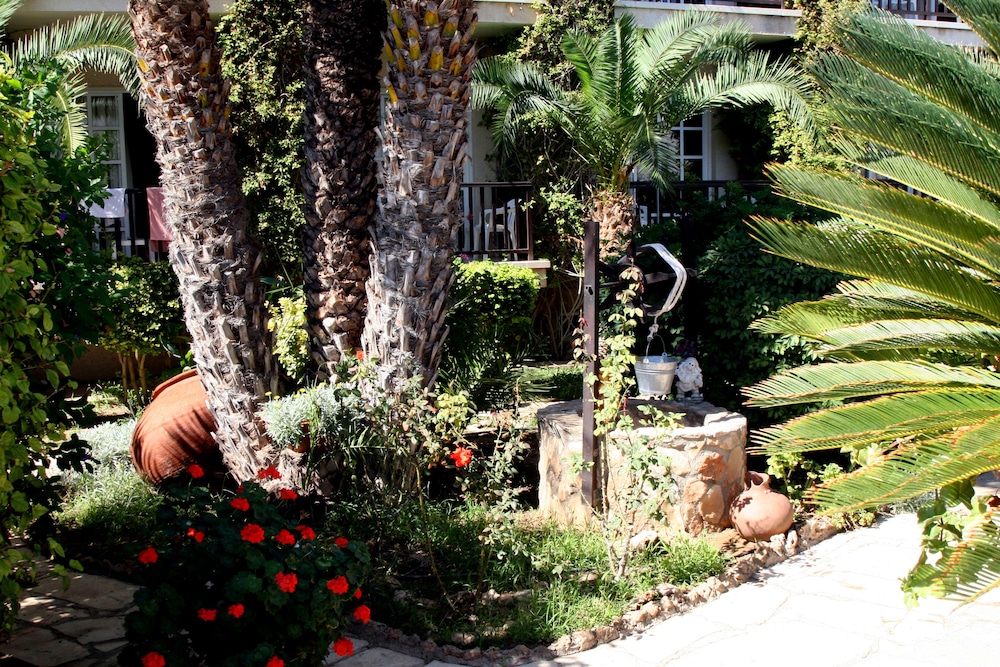 Anais Bay Hotel 65/67