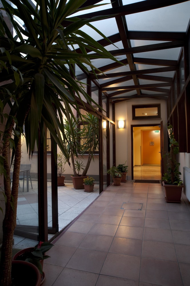 Lucia Hotel 42/46