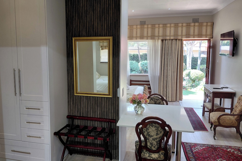 Royal Ridge Guest House and Apartments 51/70