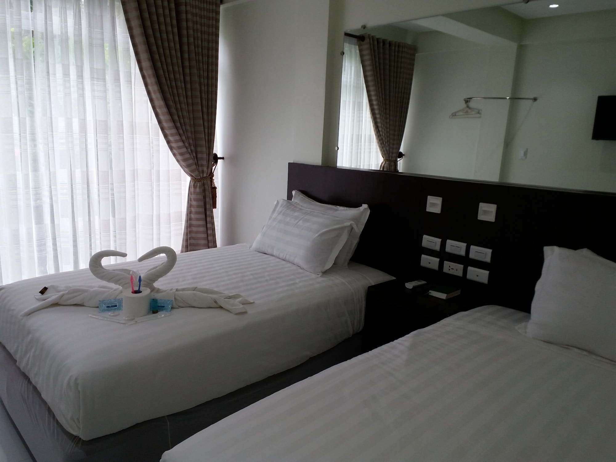 DELUXE, 2 DOUBLE BEDS