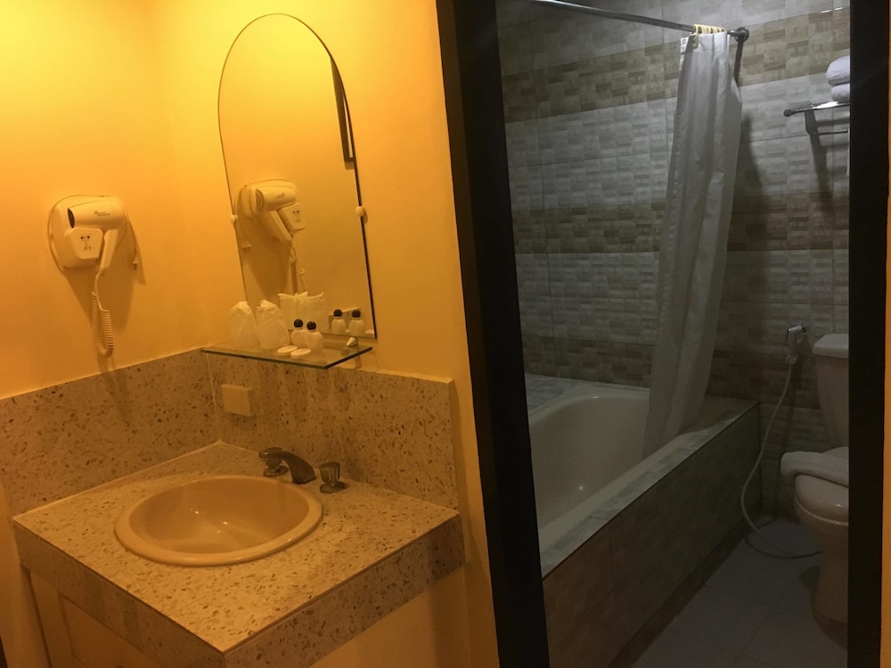 Lourdes Family Suites Makati powered by Cocotel 39/41