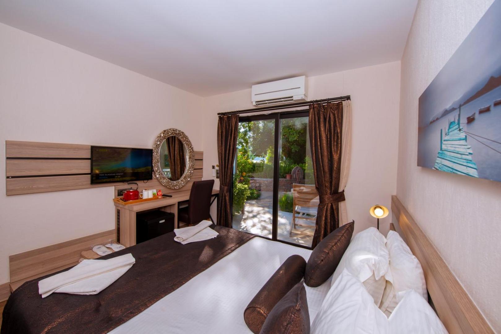 Deluxe, Double Bed, Lateral Side Sea View