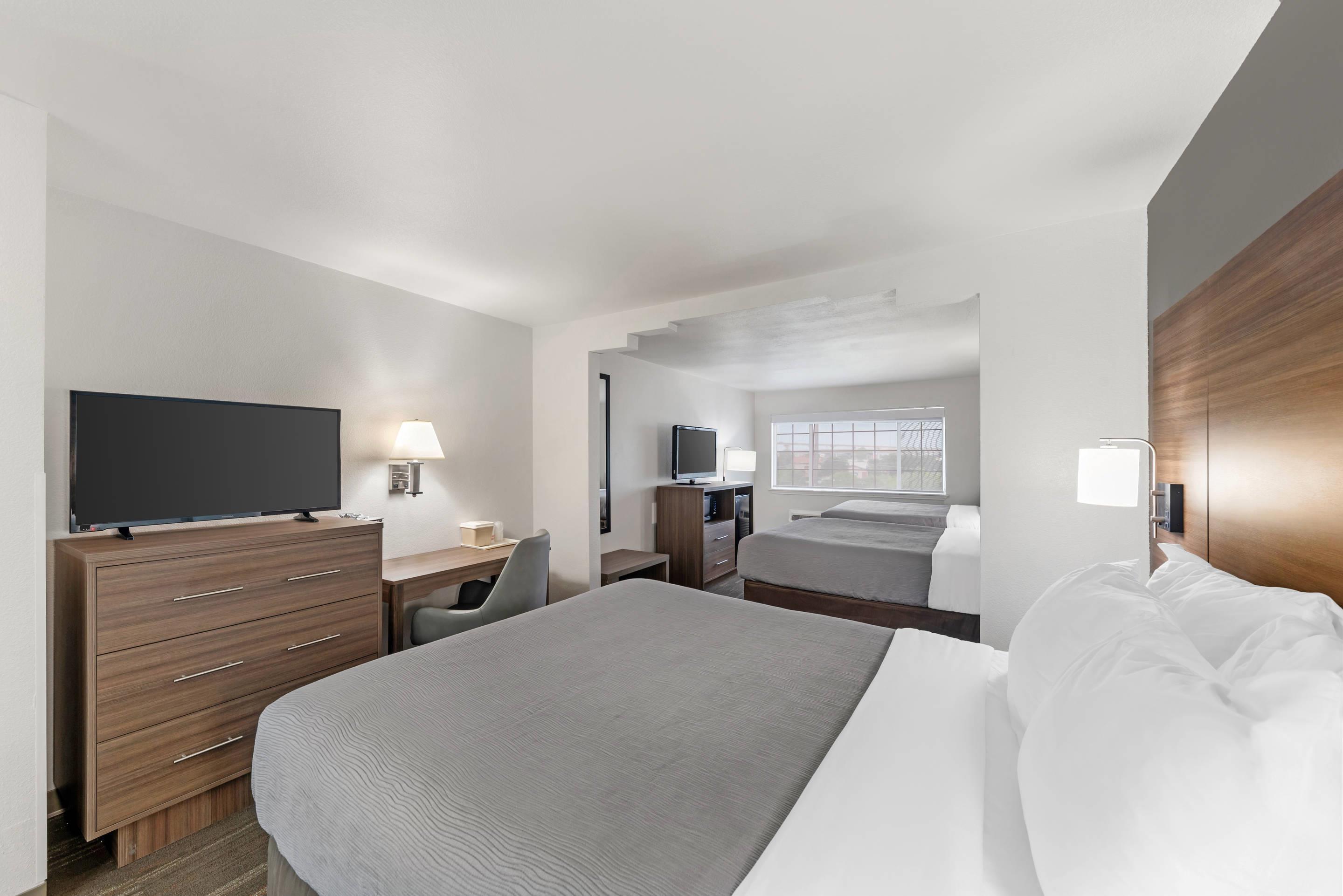 ROOM, 3 QUEEN BEDS