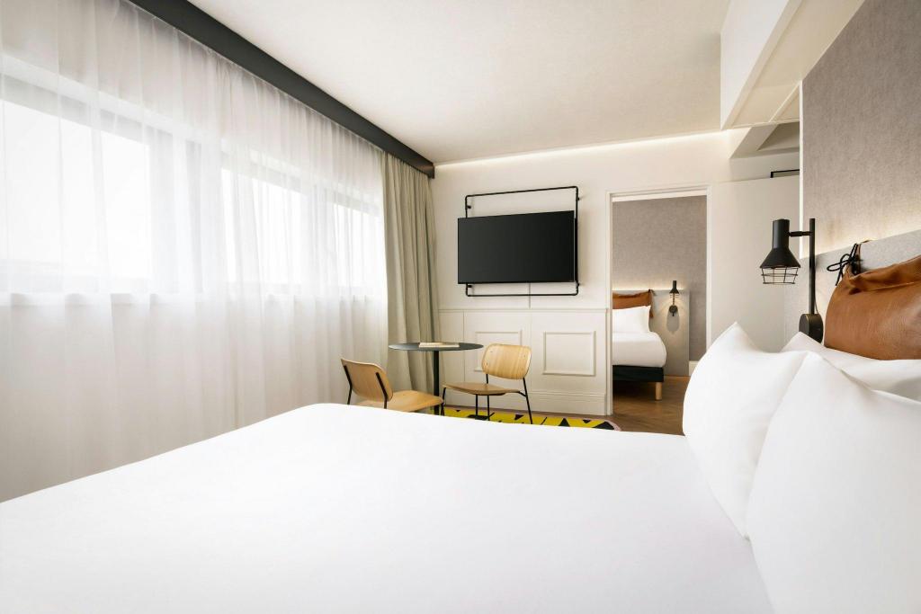 Moxy, Guest Room, Family, King Bed, King and Twin Beds, Large