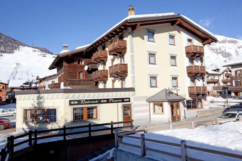 Angelica Hotel 3/64
