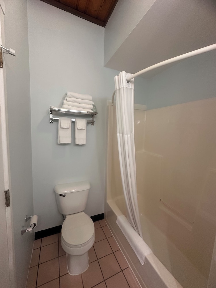 Pictured Rocks Inn & Suites 68/70
