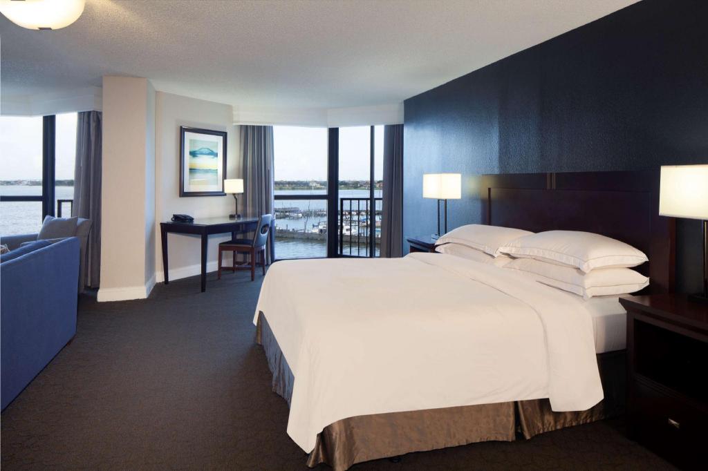 JUNIOR SUITE, KING BED, MARINA VIEW, BALCONY