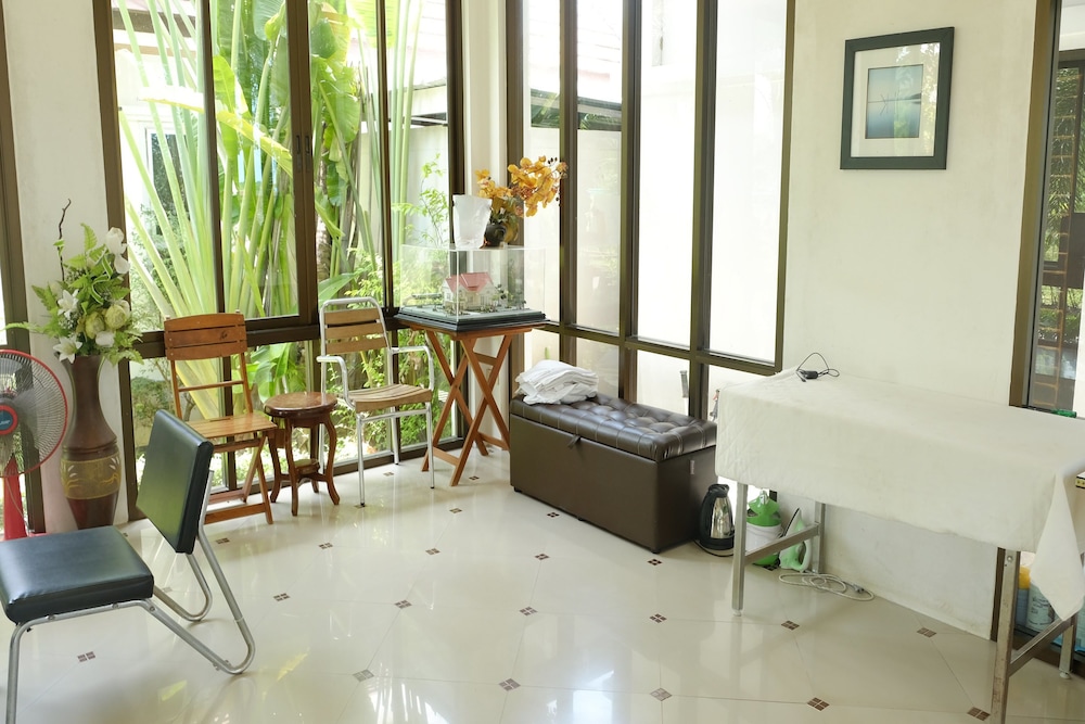 Aana Residence Resort 10/23