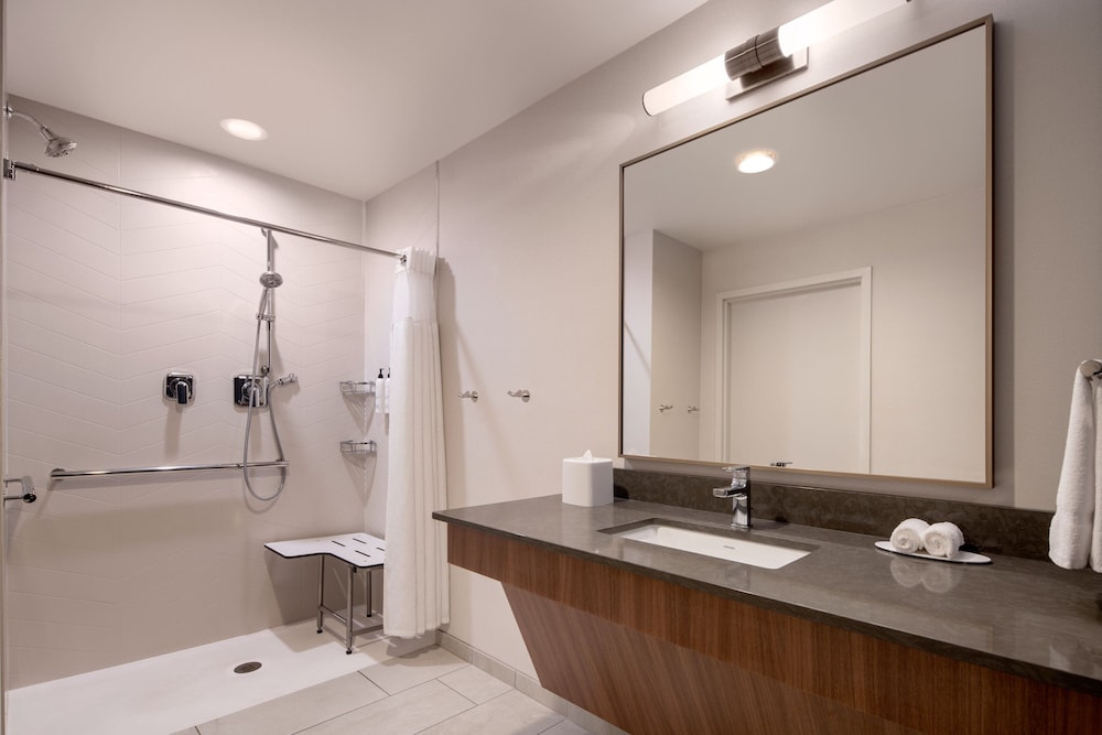 Fairfield Inn & Suites by Marriott Cleveland Tiedeman Road 24/26