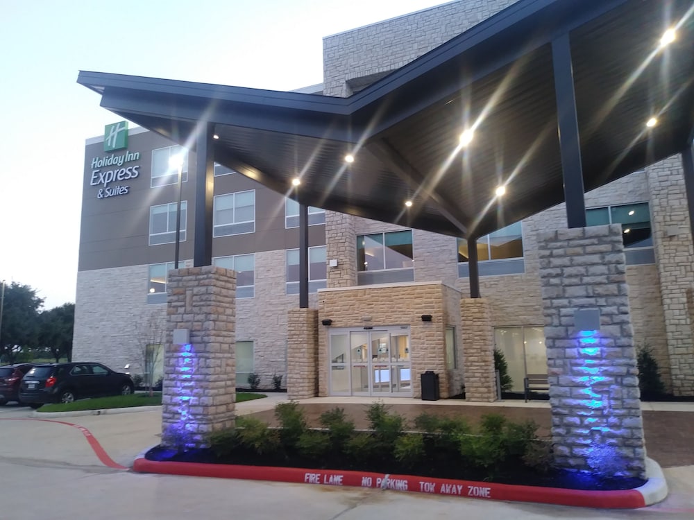 Holiday Inn Express & Suites Sugar Land SE - Missouri City 7/65