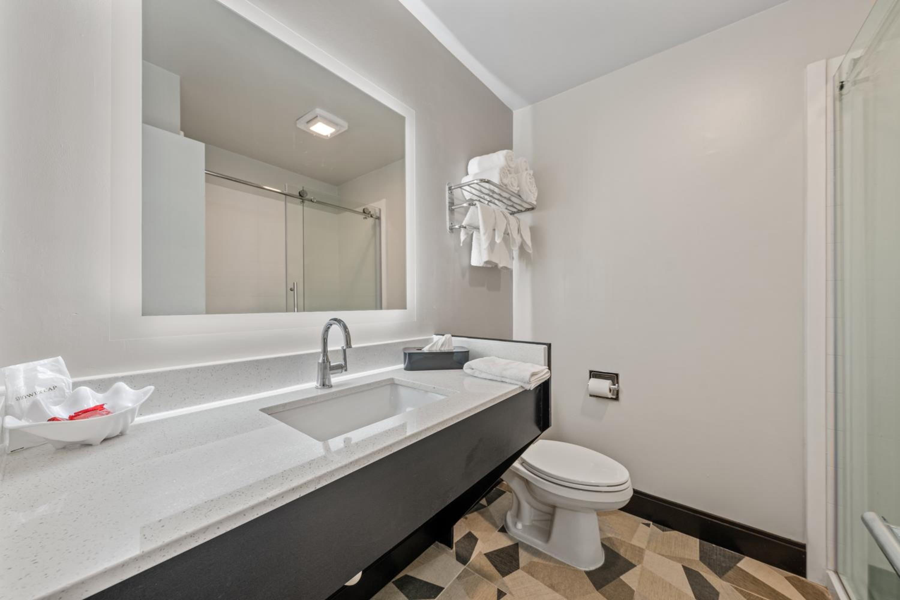 جناح بسريرين مزدوجين مع أريكة، SureStay Hotel by Best Western Virginia Beach Royal Clipper 10/10
