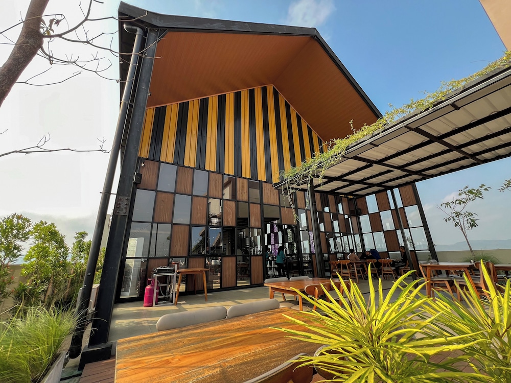 Front One Hotel Gombong 31/48