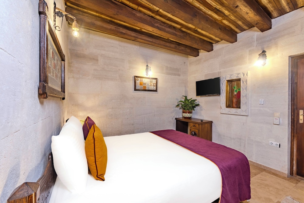 Grand Elite Cave Suites 12/50