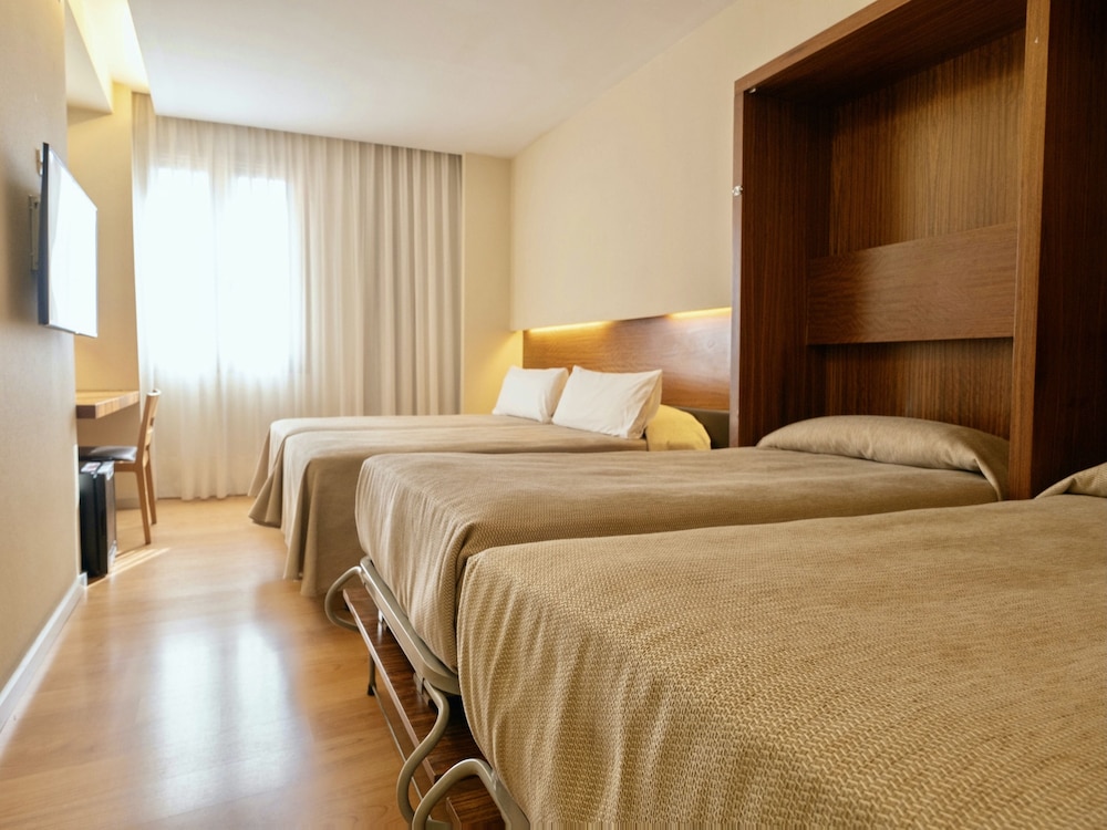 ROOM, QUADRUPLE