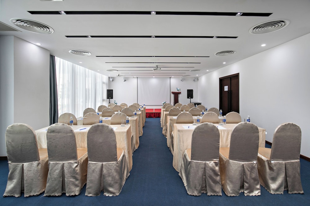 Mangata Beachfront Hotel 34/46