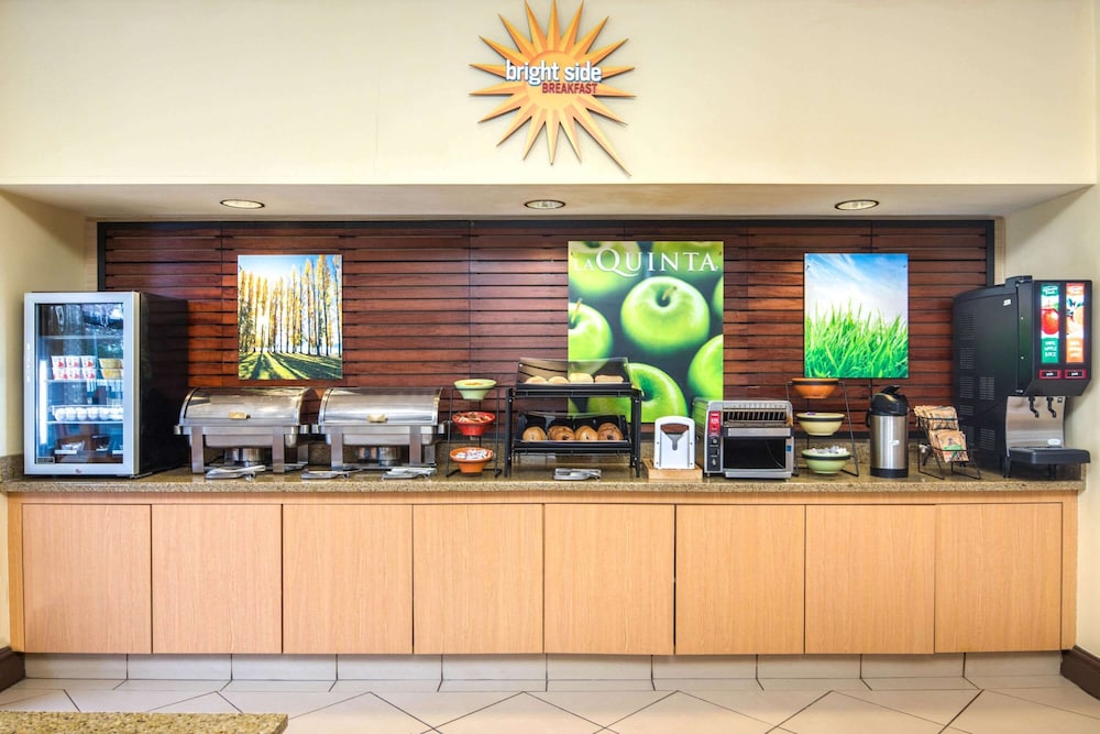 La Quinta Inn & Suites by Wyndham Atlanta Ballpark/Galleria 10/64