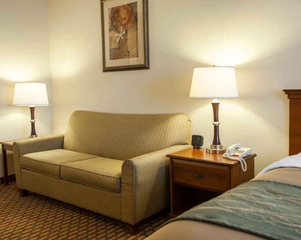 Comfort Inn and Suites Harrisonville 32/48