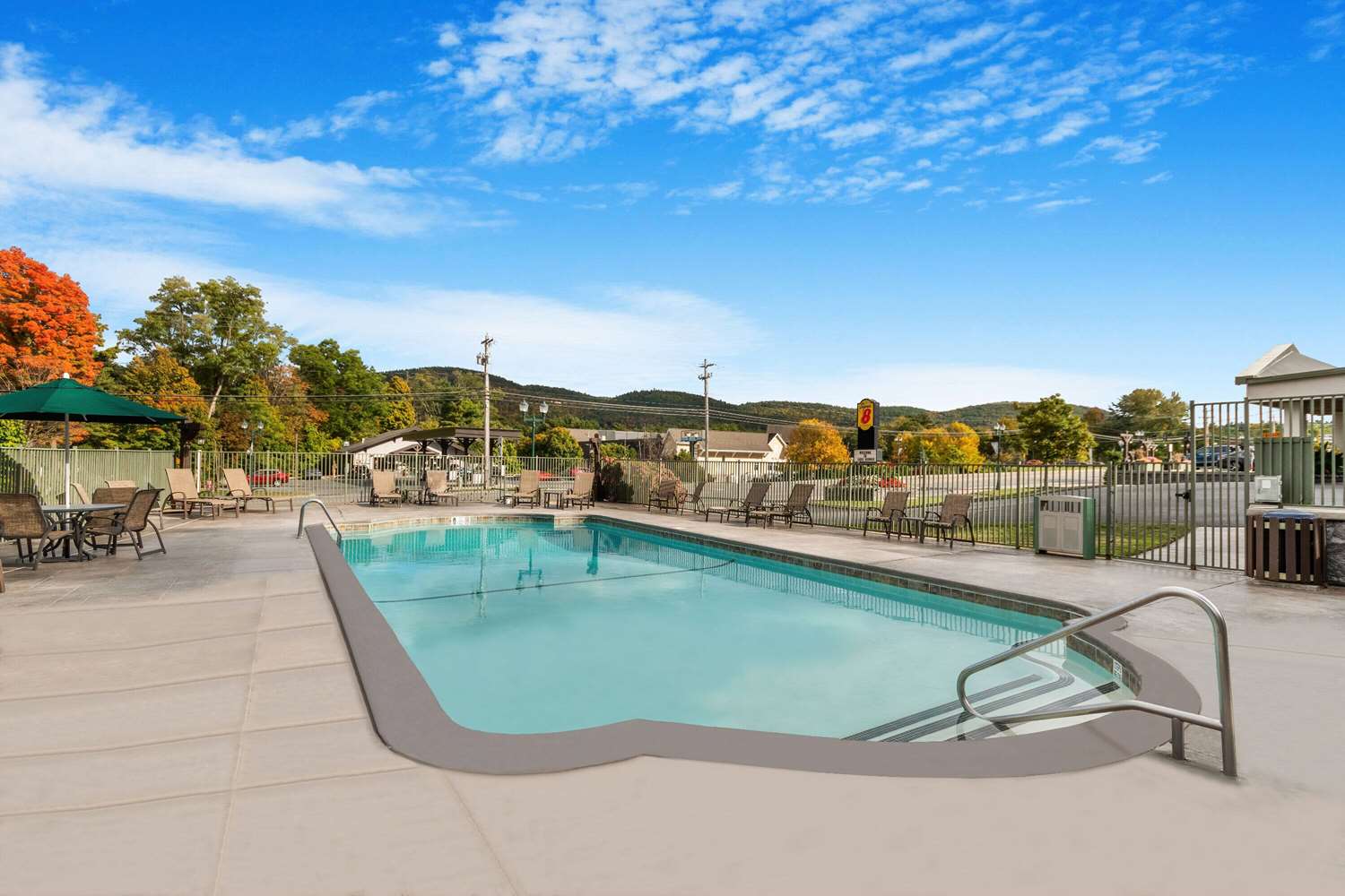 Super 8 By Wyndham Lake George/Downtown 4/13