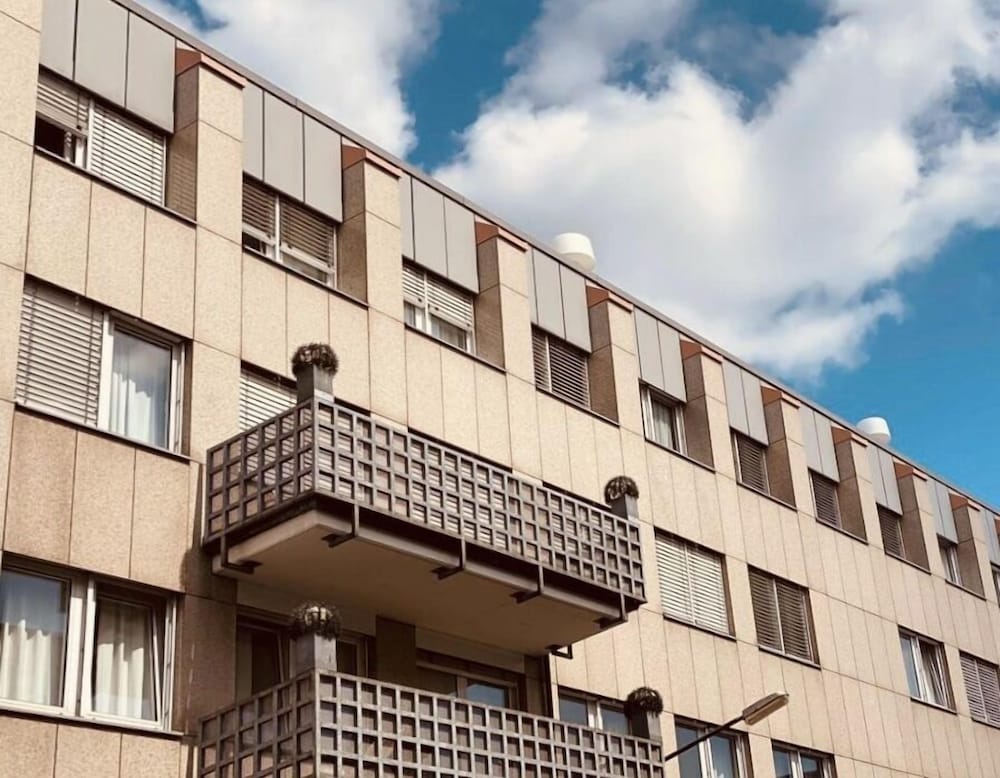Paragon Apartments 2/37