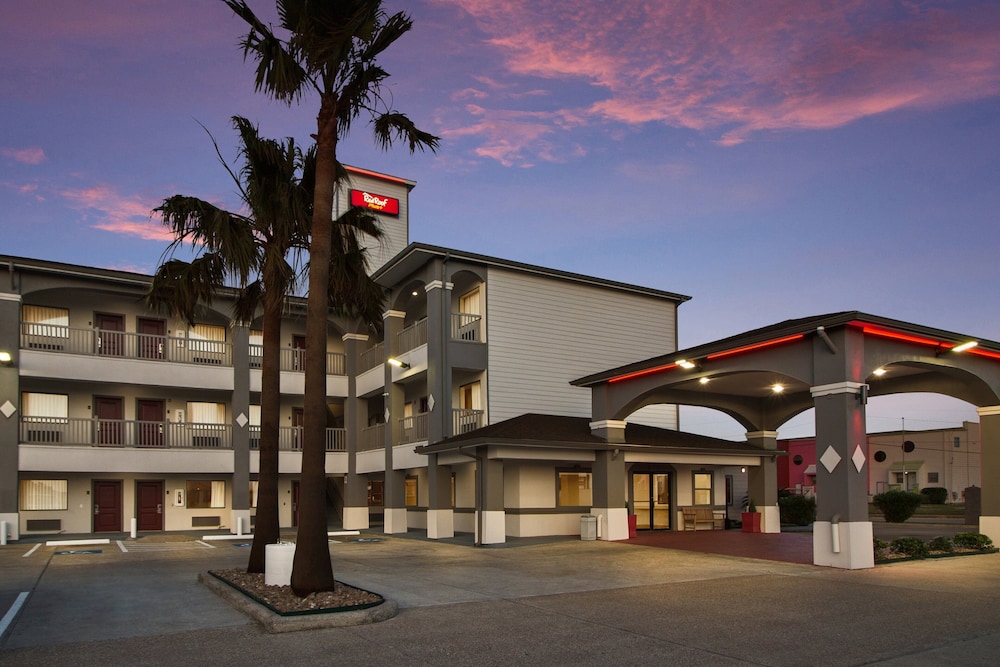 Red Roof PLUS Galveston Beachfront 5/42