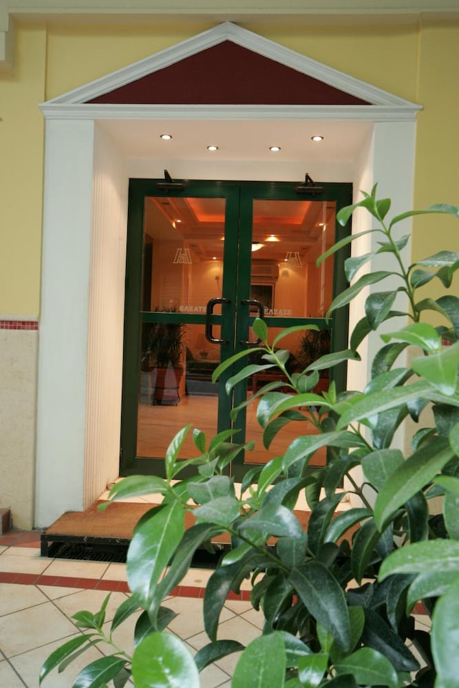 Alma Hotel 4/44