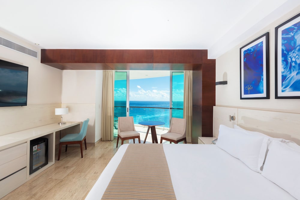 Altitude, Master, Suite, King Bed, Ocean Front, Sofa