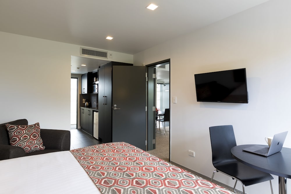 Quest Ponsonby 16/44