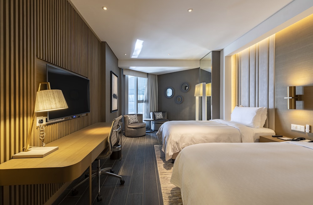 ROYAL, SUITE