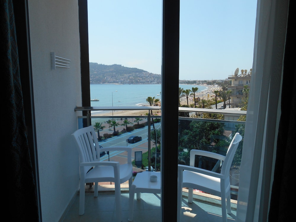 Parador Beach Hotel 35/47
