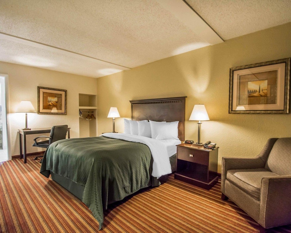 Quality Inn & Suites At Tropicana Field 12/39