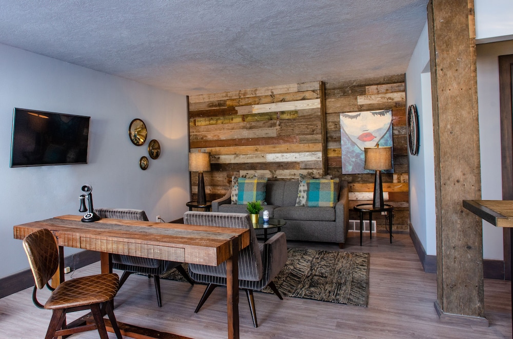 Vintage Block Inn Suites 19/28