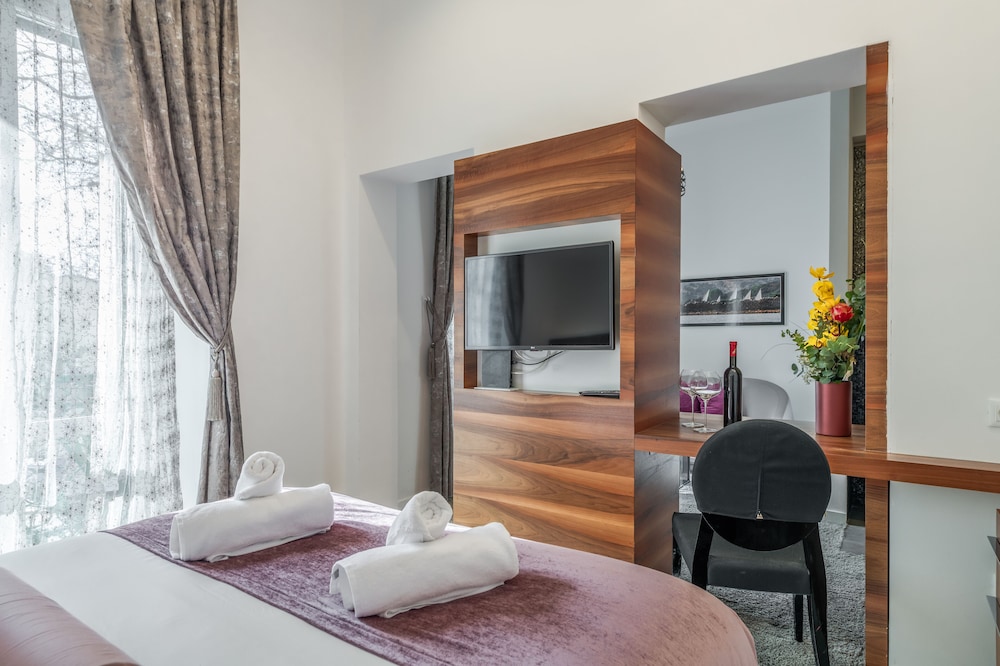 Starlight Luxury Suites 16/40