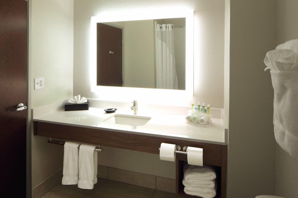 Holiday Inn Express And Suites Omaha 120th And Maple 46/56