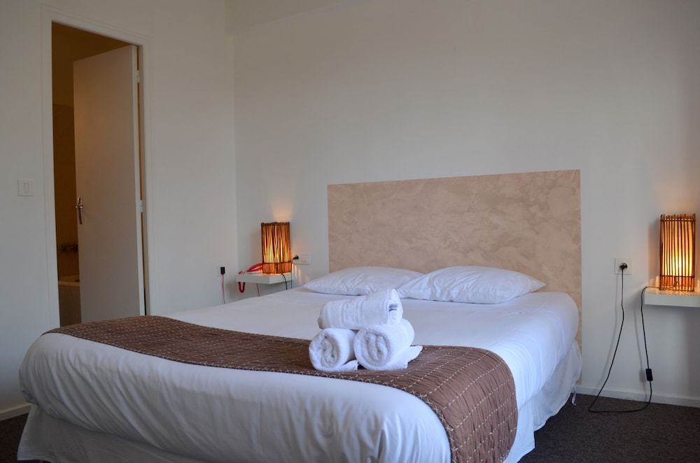 Aiglon Bylitis Hotel 12/66