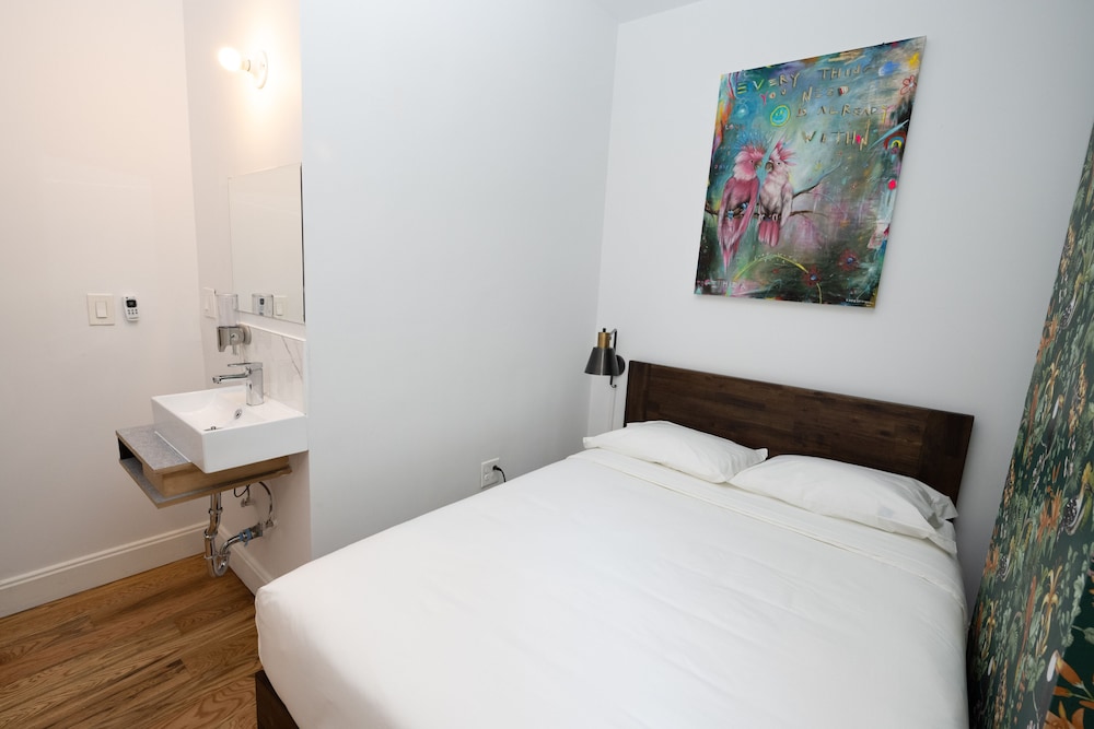 ROOM, KING BED, SHARED BATHROOM