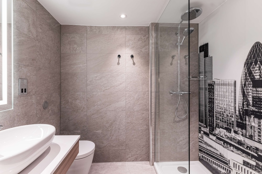 Radisson Red London Heathrow 64/64