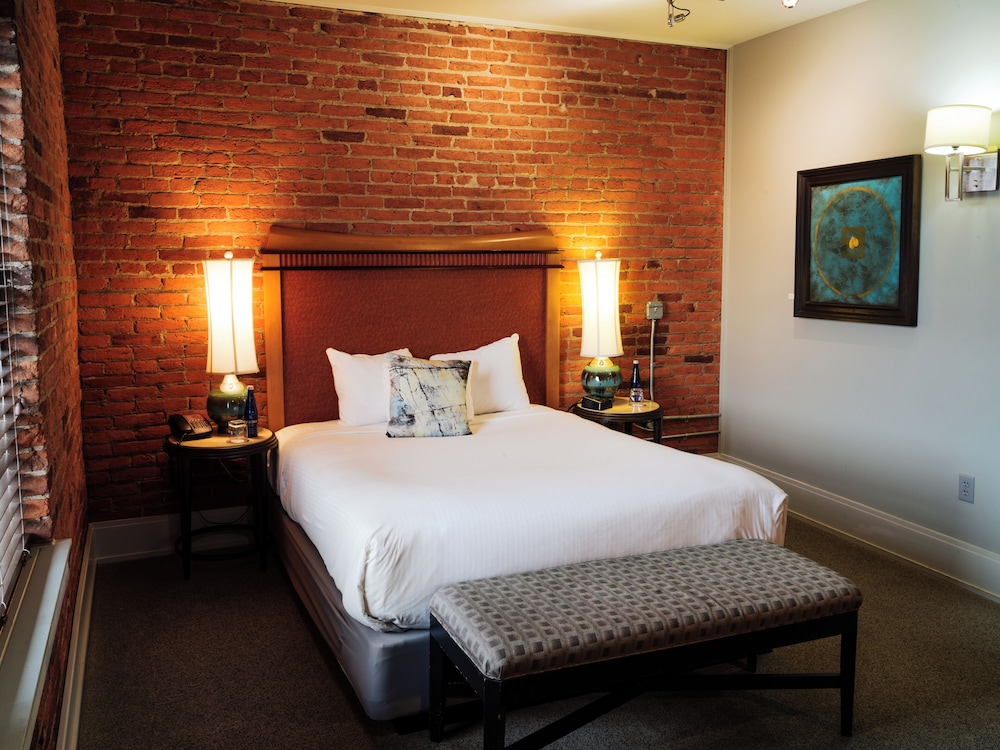 DELUXE, QUEEN BED