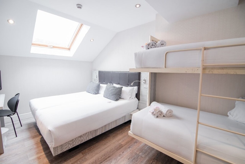 ROOM, QUADRUPLE