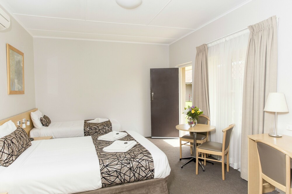 BATHURST MOTOR INN 33/59