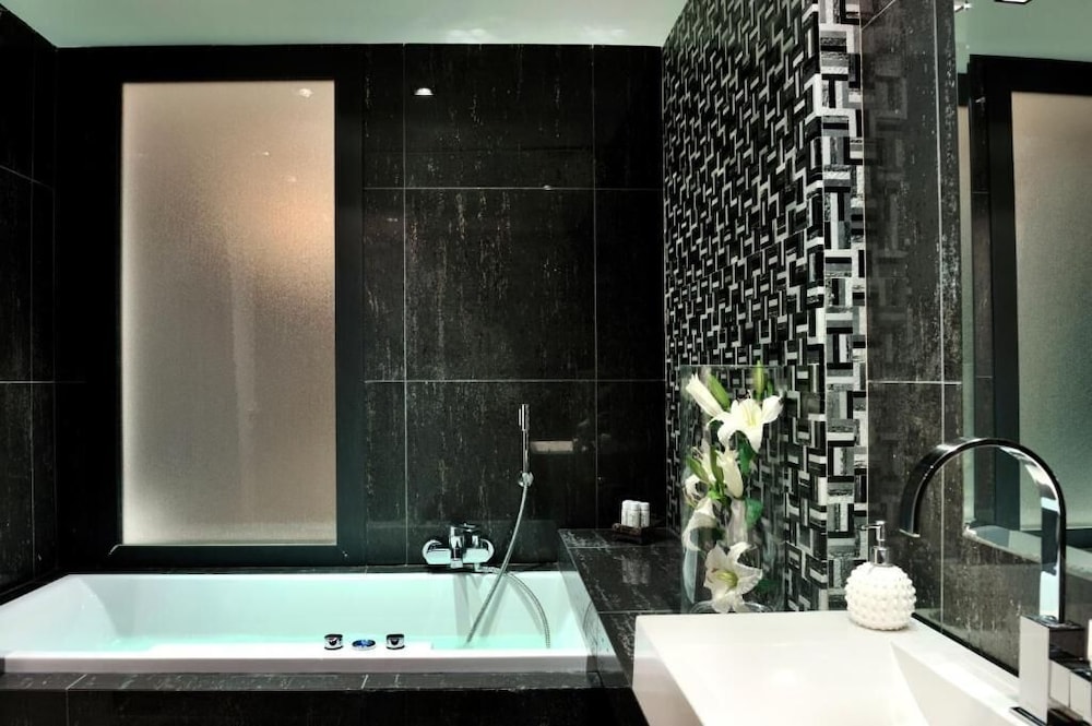 Polyastron Place Hotel & Spa 66/68